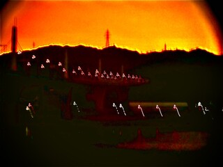 燃える夕焼けに浮かぶ橋と鉄塔のシルエット