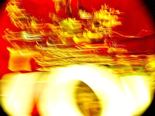 赤と金の輝き　幻想的なイルミネーションアート