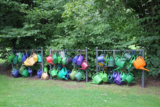 Gie&szlig;kannen auf einem Friedhof