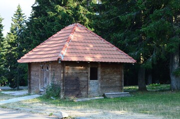 Obraz premium small wooden house on the mountain