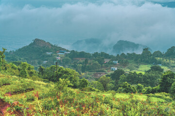 Naklejka premium A mountain range with a town in the valley