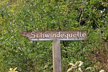 Wegweise aus Holz zur Schwindequelle bei Amelinghausen in der Lüneburger Heide