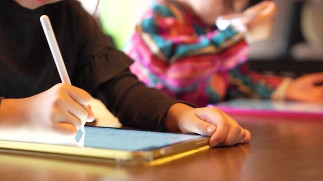 [8K to 4K] デジタル機器を使って勉強する子供たちの新しい日常