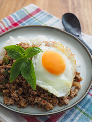 目玉焼きをのせたガパオライス