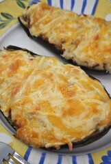Vista de cerca de un plato con berenjenas rellenas gratinadas