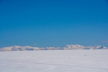 雪原と山並みと青空
