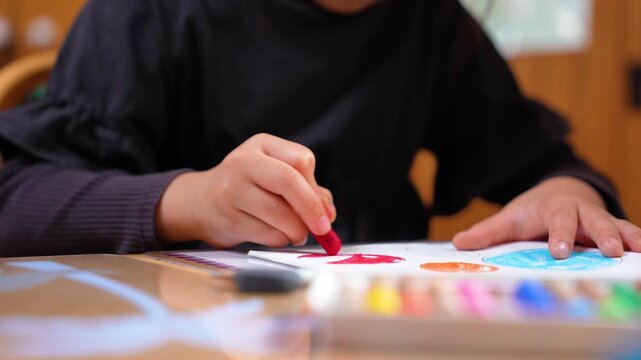 [8K to 4K] 絵を描くことを楽しむ小学生の豊かな想像力と感性