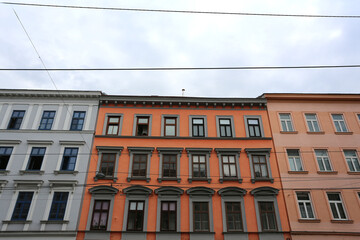 Façades colorées peintes dans une rue de Vienne en Autriche