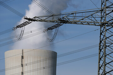 Energieversorgung, Hochspannungsleitung vor dem Kühlturm eines Kraftwerkes, Deutschland