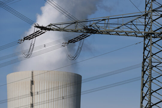 Energieversorgung, Hochspannungsleitung vor dem K&uuml;hlturm eines Kraftwerkes, Deutschland