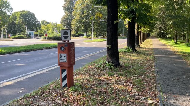 Autovelox fisso sul bordo strada, monitoraggio velocit&agrave;