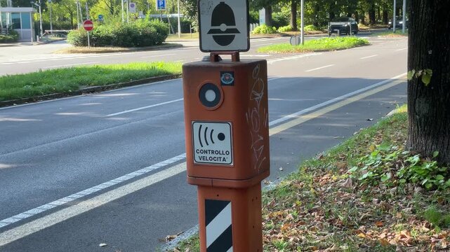 Autovelox moderno sul ciglio della strada in Lombardia, Italia