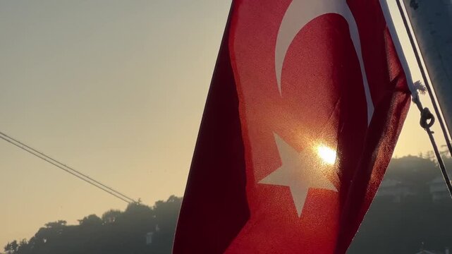 t&uuml;rkische Flagge weht im Wind auf Schiff, Istanbul 2023