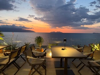 Zauberhafter Sonnenuntergang über dem Meer in Vlore, Albanien – wo Himmel, Wasser und Licht in perfekter Harmonie verschmelzen.