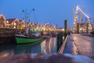 Schiffe im Hafen, Neuharlinersiel, Winter