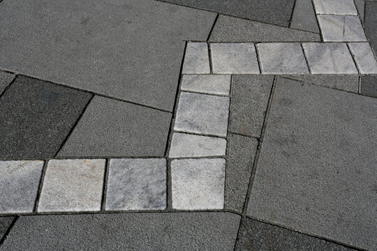 Pavage de sol g&eacute;om&eacute;trique sur un parvis dans la rue