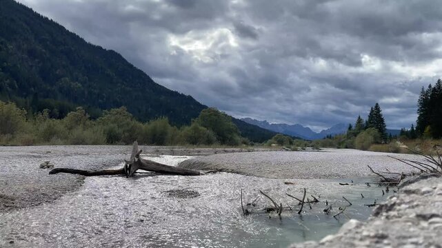 Wildfluss im Herbst