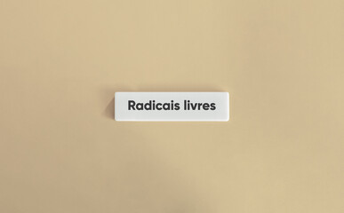 Radicais Livres em Placa Branca sobre Fundo Bege