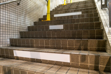 補修工事中の階段と黄色の安全カバー