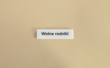 Wolne rodniki napis na białej płytce na beżowym tle
