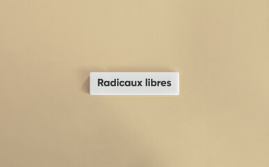 Radicaux libres sur tuile blanche minimaliste