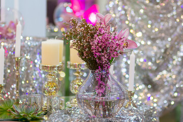 Obraz premium Pink flowers in glass vase