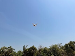 Drone qui survole des champs en Côte d'Ivoire