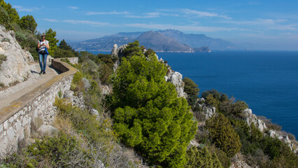 paysage de côte rocheuse et de mer Méditerranée sur l'île de Capri en Italie