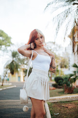 Garota ruiva modelando para ensaio fotogr&aacute;fico. 