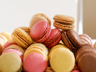 Assortiment de macarons colorés servis lors d’un mariage kurde-tunisien, pâtisseries françaises élégantes et raffinées