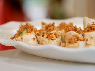 Wraps apéritifs garnis de légumes et oignons frits servis lors d’un mariage kurde-tunisien