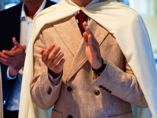 Homme en costume clair priant lors d’un mariage kurde-tunisien, rituel traditionnel en tenue...