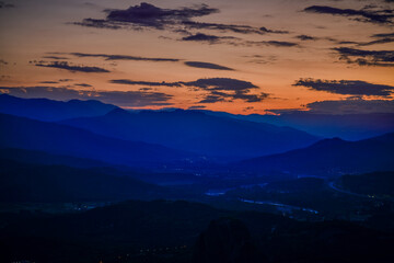 Fototapeta premium Sonnenuntergang in Kalambaka in der Gemeinde Meteora, Thessalien (Griechenland)