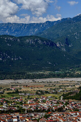 Obraz premium Luftansicht Kalambaka in der Gemeinde Meteora, Thessalien (Griechenland)