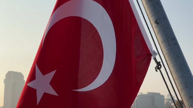 t&uuml;rkische Flagge weht im Wind auf Schiff, Istanbul 2023