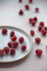 Maliny na talerzu, raspberries on the plate © Ewa
