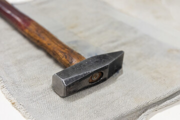 Robuster Hammer mit Holzstiel auf Werkbank &ndash; detailreiche Nahaufnahme eines klassischen Handwerkzeugs, Symbol f&uuml;r Handarbeit, Kraft und Pr&auml;zision.