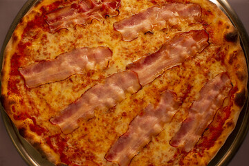 Fast food shown as a meal associated with unhealthy eating habits, reflecting modern lifestyle, mass consumption, and related health concerns. Closeup fastfood 