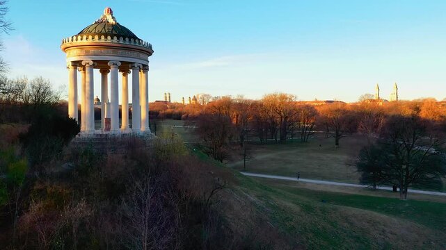 4K Drohnenflug &uuml;ber M&uuml;nchen mit Monopteros, Frauenkirche, Eisbach, Theatinerkirche, Englischer Garten, Staatskanzlei, Marienplatz und Alpenblick bei Sonnenaufgang.
