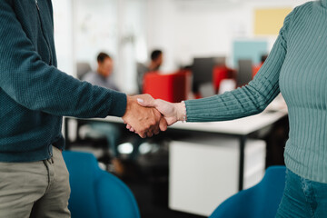 Obraz premium Business meeting between colleagues with handshake in modern office setting during daytime