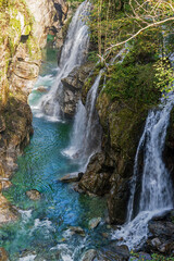 Obraz premium Wasserfälle an der Ponte Romano in Cassagno am Lago Maggiore