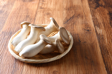 笊に盛ったエリンギ　木目バック