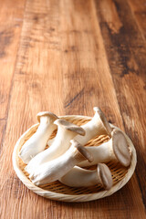 笊に盛ったエリンギ　木目バック