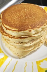 Vista de cerca de pancakes caseros en plato para desayunar 
