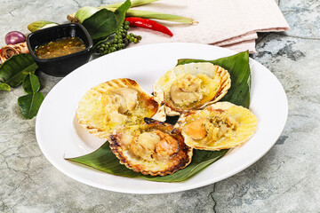 Griiled scallops in shell with cheese