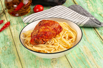 Pasta spaghetti with chicken thighs