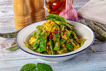 Steamed green beans with egg scramble