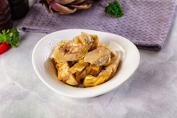 Marinated organic artichole with oil