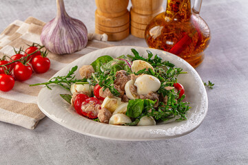 Green salad with canned tuna