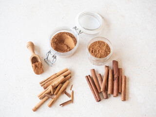 Cinnamon varieties with sticks and ground powder